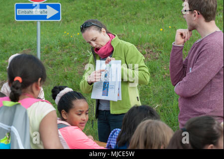 ANSBACH, Allemagne -- Les enfants passent du temps à la 'Gare' dans le cadre d'une journée de la Terre à l'événement éducatif soldats Urlas Lake 24 avril, 2018. (U.S. Photo de l'armée par Georgios Moumoulidis). Banque D'Images