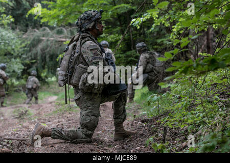 Soldats affectés au 1er Bataillon, 63e régiment de blindés, 2e Brigade blindée, l'équipe de combat de la 1ère Division d'infanterie, de Fort Riley, Kansas, tirer sur la sécurité alors que d'autres efforts en vue d'une ville contrôlée par les multinationales conjointes du Centre de préparation des forces opposées, pendant les résoudre X à Hohenfels Domaine de formation, l'Allemagne, le 2 mai 2018. De l'exercice Combined résoudre X est une série d'exercices de l'armée américaine l'Europe qui ont lieu deux fois par an dans le sud-est de l'Allemagne. L'objectif de résoudre combinée est de préparer les forces à l'Europe de travailler ensemble pour promouvoir la stabilité et la sécurité dans la région. (U.S. Photo de l'armée par la CPS. Dusti Banque D'Images