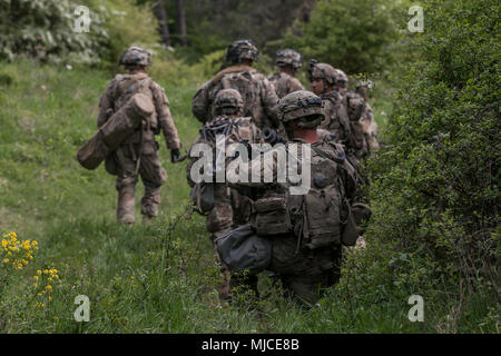 Soldats affectés au 1er Bataillon, 63e Régiment d'armure armure, 2e Brigade Combat Team, 1re Division d'infanterie, de Fort Riley, Kansas, attendre à l'extérieur de l'état de préparation du Centre multinational interarmées des forces opposées, Ravensdorf ville contrôlée, en préparation d'une agression au cours de l'exercice Combined résoudre X à Hohenfels Domaine de formation, l'Allemagne, le 2 mai 2018. De l'exercice Combined résoudre X est une série d'exercices de l'armée américaine l'Europe qui ont lieu deux fois par an dans le sud-est de l'Allemagne. L'objectif de résoudre combinée est de préparer les forces à l'Europe de travailler ensemble pour promouvoir la stabilité et la sécurité dans la région. (U.S. Photo de l'armée Banque D'Images