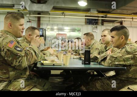 Fort Polk, en Louisiane, le 30 avril 2018 - Des soldats s'asseoir au petit déjeuner pendant les préparatifs de la Joint Readiness Training Centre de rotation. Cette salle à manger du rss environ 300 soldats par jour au cours de l'exercice. Banque D'Images