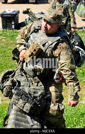 Fort Polk, en Louisiane, le 30 avril 2018 - Un soldat de la Garde nationale de Géorgie à partir de la 48ème Infantry Brigade Combat Team porte son équipement vers une zone de transit pour son unité avant la brigade's Joint Readiness Training Centre de rotation. Banque D'Images