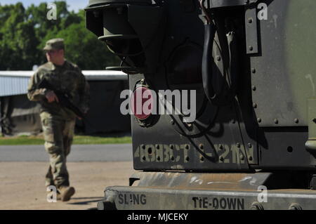 Fort Polk, en Louisiane, le 30 avril 2018 - Un soldat de la Garde nationale de Géorgie passe par un 48e Infantry Brigade Combat Team véhicule stationné dans une zone de rassemblement pour la Joint Readiness Training Centre de rotation. Banque D'Images