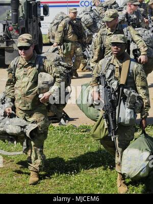 Fort Polk, en Louisiane, le 30 avril 2018 - Les soldats de la Garde nationale de Géorgie à partir de la 48ème Infantry Brigade Combat Team déplacer leurs engins à la brigade de la zone de préparation avant l'unité Joint Readiness Training Centre de rotation. Banque D'Images