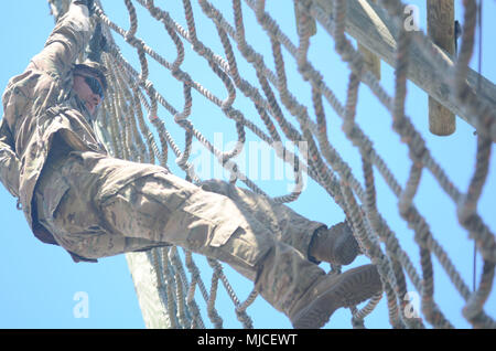 Le s.. Joshua Jacques, 3ème Division d'infanterie, l'artillerie fait son chemin vers le bas une corde mur durant la 3e ID's Best Warrior 2 mai 2018 la concurrence, Fort Stewart, Ga. La compétition de trois jours comprenait des événements qui ont mesuré à chaque concurrent et la force mentale, physique ainsi que leurs compétences techniques et tactiques. Les gagnants du concours représentera la division au XVIII Airborne Corps Concours Meilleur Guerrier en juin. (U.S. Photo de l'armée par la CPS. Noelle E. Wiehe, 50e Détachement des affaires publiques, 3ème Division d'infanterie/ libéré) Banque D'Images