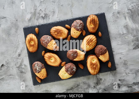 Des petits biscuits aux amandes sur le bac de cuisson plus vintage fond de bois, vue du dessus, selective focus. De délicieux biscuits faits maison. L'Amaretto biscotti Banque D'Images