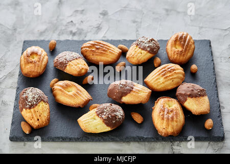 Des petits biscuits aux amandes sur le bac de cuisson plus vintage fond de bois, vue du dessus, selective focus. De délicieux biscuits faits maison. L'Amaretto biscotti Banque D'Images