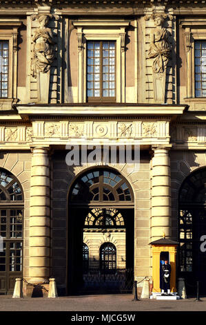 Stockholm, Suède - Juillet 2014 : monter la garde en poste au Palais Royal de Stockholm, dans la vieille ville de Gamla Stan Banque D'Images