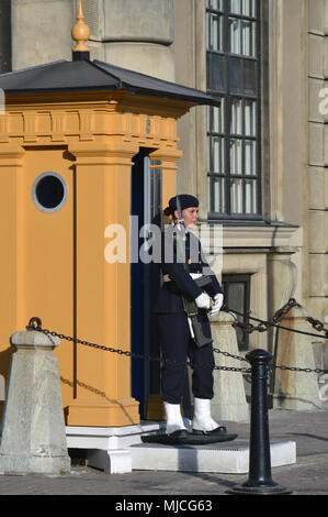 Les femmes montent la garde en poste au Palais Royal de Stockholm, dans la vieille ville de Gamla Stan, Stockholm, Suède Banque D'Images