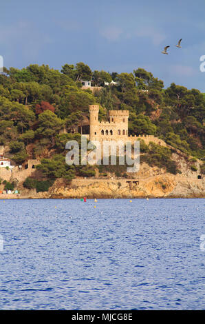 Castell d'en Plaja situé au bout de la plage de Sa Caleta à Lloret de Mar, Costa Brava, Espagne Banque D'Images