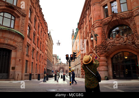 Stockholm, Suède - Juillet 2014 : prise de photo de l'ancien bâtiment sur la rue Drottninggatan qui mène à la maison du parlement suédois à Gamla Stan Banque D'Images