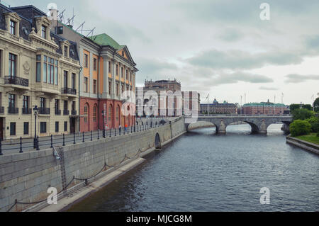 Stockholm, Suède - Juillet 2014 : Norrbro pont reliant Norrmalm et vieux quartier de Gamla Stan à Stockholm Banque D'Images