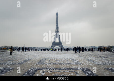 Paris, France - 8 Février 2018 : les personnes bénéficiant de la Tour Eiffel sous la neige, du Trocadéro Banque D'Images