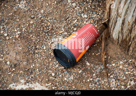 GRAND CANYON, Arizona - 22 août 2017 : le café tasse de Java City trashed dans la nature dans le Parc National du Grand Canyon près de Mather Point. Thème de illeg Banque D'Images