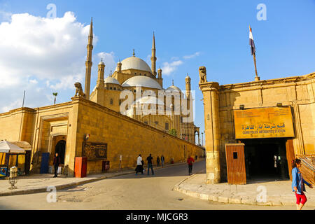 La Grande Mosquée de Mohammed Ali Pasha, ou Mosquée d'Albâtre, ou Mosquée de Mohamed Ali, est situé dans la Citadelle du Caire en Egypte, l'Afrique du Nord Banque D'Images