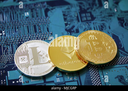 Cryptocurrencys numérique, bitcoin litecoin ethereum et sur la carte mère. Concept Cryptocurrency, close-up, selective focus. Cryptocurrency l'exploitation minière. V Banque D'Images