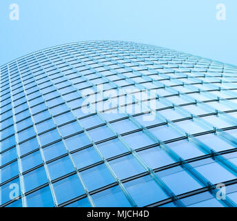 La façade de l'immeuble moderne de verre - façade de bâtiment gratte-ciel - Banque D'Images