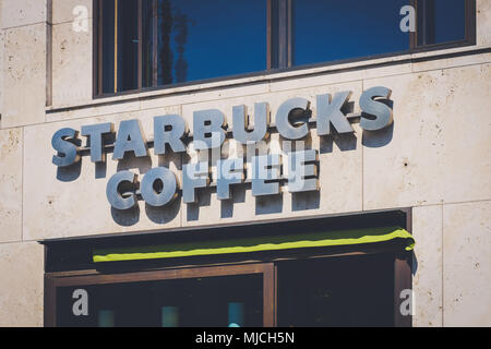 Berlin, Allemagne - mai 2018 : Le nom de marque / logo de Starbucks Coffee sur la façade de l'immeuble à Berlin, Allemagne. Banque D'Images