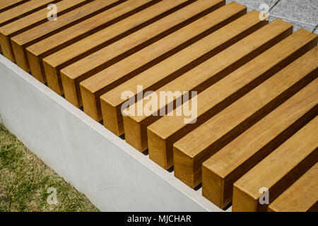 Banc banc en bois moderne, gros plan, mobilier urbain - détail Banque D'Images