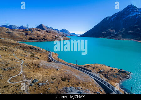 Ligne de chemin de fer au col de la Bernina, Lago Bianco, Engadine, Grisons, Suisse Banque D'Images