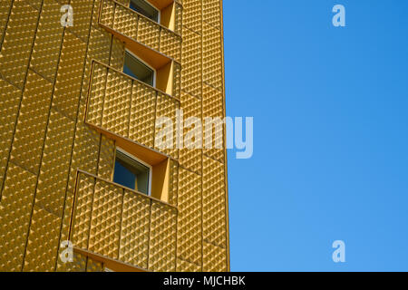 Windows sur immeuble avec façade d'or et fond de ciel bleu Banque D'Images