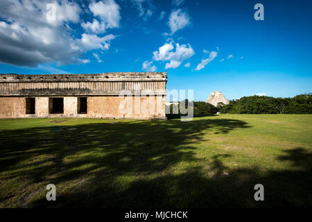 La Pyramide du Magicien (Pirámide del Mago) dans la ville maya de Uxmal, Mexique Banque D'Images