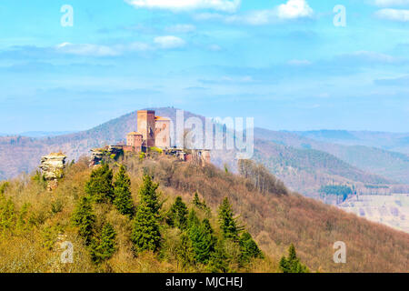 Le château Trifels sur le village Annweiler dans la forêt palatine Banque D'Images