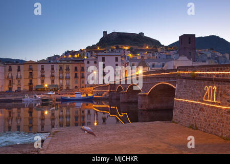 Italie, Sardaigne, West Coast, province d'Oristano, Oristano, Fiume Temo, pont, allumé, le soir, Banque D'Images