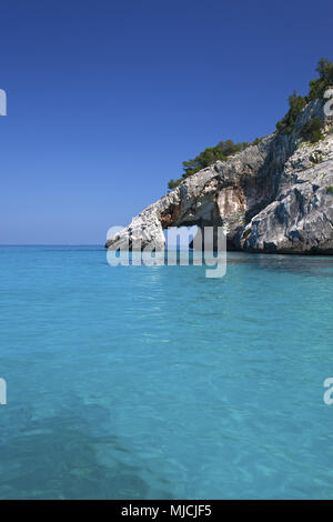 Rock porte dans la Cala Goloritze, Golfo di Orosei, à l'Est de la Sardaigne, Sardaigne, Italie, Europe, Banque D'Images