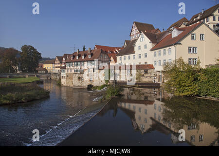 Voir à propos de la rivière Kocher sur la vieille ville de Schwäbisch Hall, Baden-Wurttemberg, Allemagne, Banque D'Images