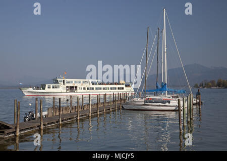 Voiliers sur Chiemsee, Chiemgau, Gstadt, Upper Bavaria, Bavaria, Allemagne du Sud, Allemagne, Banque D'Images