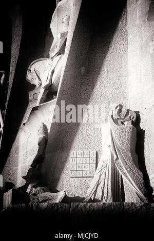 Photos noir et blanc de l'art du travail de la Sagrada Familia, Barcelone. Ici le baiser de Juda par Subirachs Banque D'Images