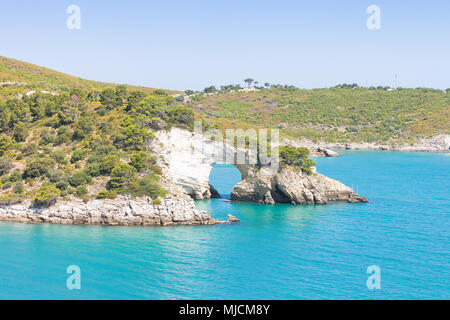 Pouilles, Italie, Europe - falaise percée de Grotta della Campana Piccola Banque D'Images