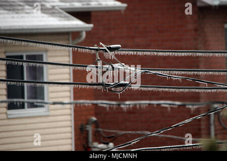 Montréal,Canada,16,avril 2018.La Glace et neige sur les lignes d'énergie dans la ville.Credit:Mario Beauregard/Alamy Live News Banque D'Images