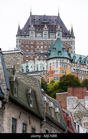 Ancienne voie de la Basse-ville (Basse-Ville) avec la forteresse et le Château Frontenac de Québec Banque D'Images