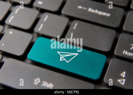 Business Mail bouton clavier d'ordinateur, l'envoi de message créatif concept. Touche icône avion en papier de couleur bleue. Banque D'Images