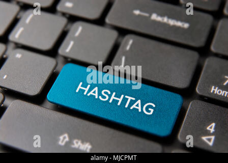 Social media hashtag bouton sur clavier d'ordinateur pour le nouveau concept tendance populaire. Tag hachage clé texte en bleu. Banque D'Images