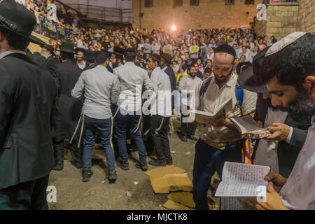 MERON, ISRAËL - Mai 03, 2018 : les hommes juifs orthodoxes et assister à la danse, et les femmes regarder, lors de l'Assemblée hillula de Rabbi Shimon Bar Yochai, à Meron, Israe Banque D'Images