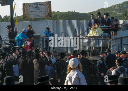 MERON, ISRAËL - Mai 03, 2018 : un rabbin Bratslav effectuer hadlakah (éclairage) de feu cérémoniel, lors de l'Assemblée hillula de Rabbi Shimon Bar Yochai, en Mer Banque D'Images
