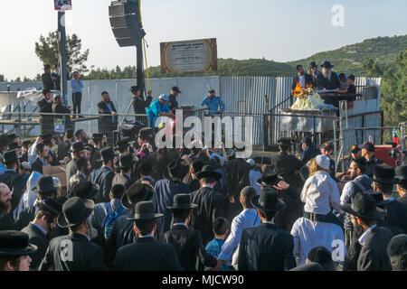 MERON, ISRAËL - Mai 03, 2018 : un rabbin Bratslav effectuer hadlakah (éclairage) de feu cérémoniel, lors de l'Assemblée hillula de Rabbi Shimon Bar Yochai, en Mer Banque D'Images