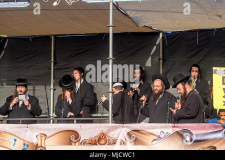 MERON, ISRAËL - Mai 03, 2018 : les musiciens jouent des chansons traditionnelles pour la danse, la foule lors de l'Assemblée hillula de Rabbi Shimon Bar Yochai, à Meron, Isra Banque D'Images