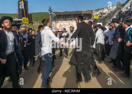 MERON, ISRAËL - Mai 03, 2018 : une foule de juifs orthodoxes et assister à la danse, et les musiciens jouent, à l'Assemblée hillula de Rabbi Shimon Bar Yochai, dans la région de Mero Banque D'Images