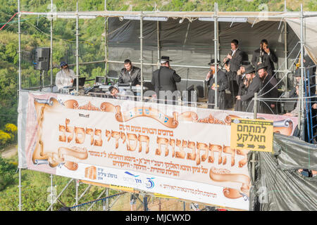 MERON, ISRAËL - Mai 03, 2018 : les musiciens jouent des chansons traditionnelles pour la danse, la foule lors de l'Assemblée hillula de Rabbi Shimon Bar Yochai, à Meron, Isra Banque D'Images