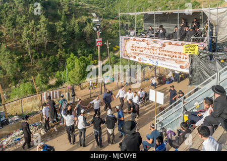 MERON, ISRAËL - Mai 03, 2018 : une foule de juifs orthodoxes et assister à la danse, et les musiciens jouent, à l'Assemblée hillula de Rabbi Shimon Bar Yochai, dans la région de Mero Banque D'Images