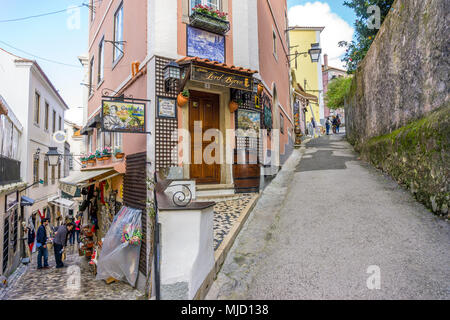 Sintra, Portugal - 1 février 2018 - People shopping et de se réveiller sur les rues en pente Banque D'Images