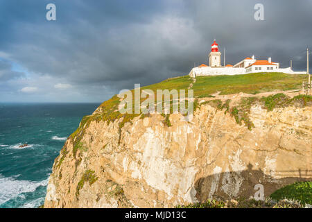 Sombres nuages au-dessus de phare sur les falaises de Cap Roca - Cabo da Roca, Sintra - Cascais, Portugal Parc Naturel Banque D'Images