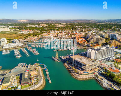 Vue aérienne de Vilamoura avec marina et resorts, Algarve, Portugal Banque D'Images