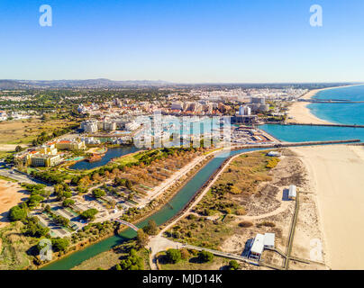 Vue aérienne de Vilamoura avec marina et plage de sable fin, Algarve, Portugal Banque D'Images