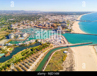 Vue aérienne de Vilamoura avec marina et plage de sable fin, Algarve, Portugal Banque D'Images