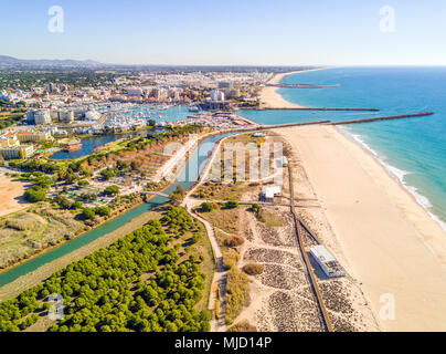 Vue aérienne de Vilamoura avec marina et plage de sable fin, Algarve, Portugal Banque D'Images