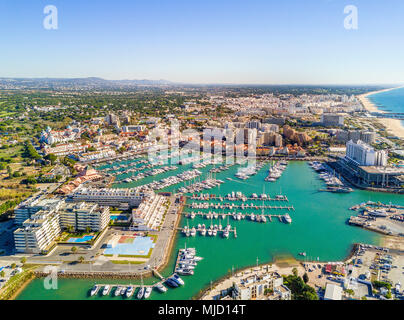 Vue aérienne de Vilamoura avec marina et resorts, Algarve, Portugal Banque D'Images